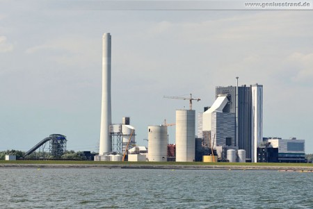 Wilhelmshavener Kraftwerksneubau von Seeseite mit Waggonbeladeanlage