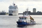 Wilhelmshaven: Die MS Europa wird zu ihrem Liegeplatz bugsiert