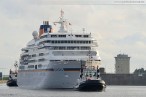 Wilhelmshaven: Die MS Europa wird zu ihrem Liegeplatz bugsiert