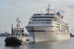 Wilhelmshaven: Die MS Europa wird zu ihrem Liegeplatz bugsiert