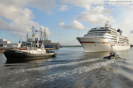 Wilhelmshaven: Die MS Europa wird zu ihrem Liegeplatz bugsiert