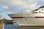 Wilhelmshaven: Die MS Europa wird zu ihrem Liegeplatz bugsiert