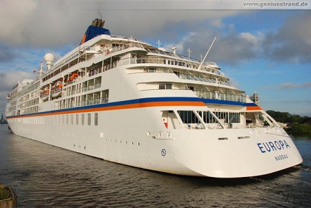 Wilhelmshaven: Die MS Europa wird zu ihrem Liegeplatz bugsiert