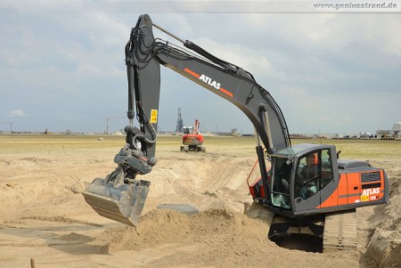 Hydraulikbagger Atlas 225 LC am JadeWeserPort in Wilhelmshaven