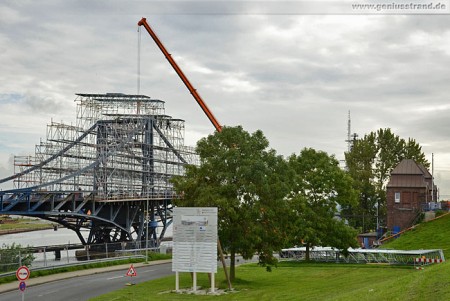 Kaiser-Wilhelm-Brücke: Der südliche Brückenflügel wird eingerüstet