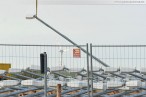 JadeWeserPort: Hubschrauber installiert Lampen & Signale für die Gleisanlage