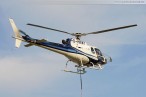 JadeWeserPort: Hubschrauber installiert Lampen & Signale für die Gleisanlage