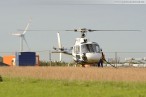 JadeWeserPort: Hubschrauber installiert Lampen & Signale für die Gleisanlage