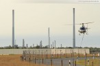 JadeWeserPort: Hubschrauber installiert Lampen & Signale für die Gleisanlage
