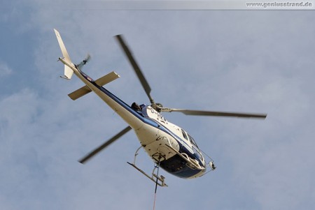 JadeWeserPort: Montage von Lampen & Signalen per Hubschrauber