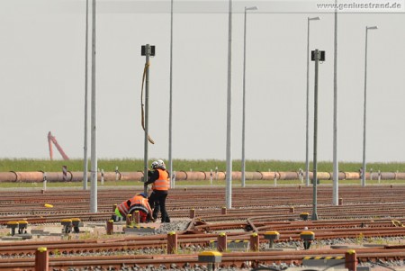 JadeWeserPort: Montage von Lampen & Signalen per Hubschrauber
