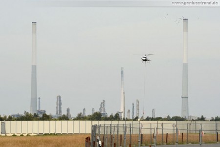 JadeWeserPort: Montage von Lampen & Signalen per Hubschrauber