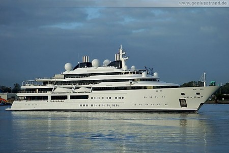 Die Lürssen Giga-Yacht Katara (ex Crystal) in Wilhelmshaven