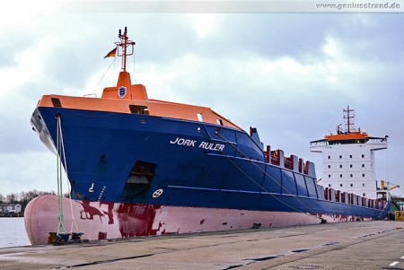 Containerschiff Jork Ruler am Hannoverkai als Auflieger