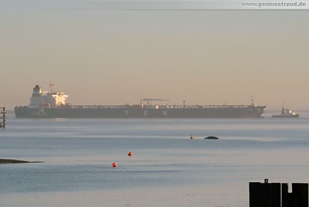 Tanker Proteas wird 100.000 t Rohöl an der NWO-Brücke löschen