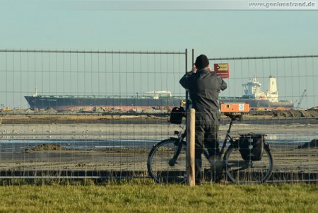 Supertanker Front Champion an der JadeWeserPort Baustelle