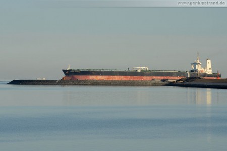 Supertanker Front Champion an der JadeWeserPort Baustelle