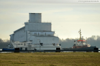 Wilhelmshaven: Die eingerüstete Luxusyacht Pelorus wird eingedockt