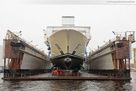 Wilhelmshaven: Die Luxusyacht Pelorus im Schwimmdock der NJW