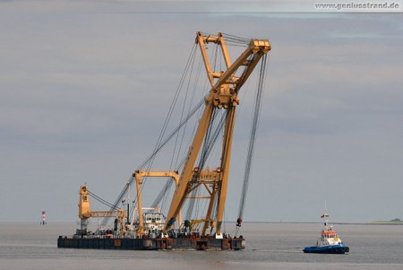 Schwimmkran Taklift 4 mit Schlepper Ensor in Wilhelmshaven