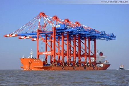 Spezialtransportschiff Zhen Hua 23 mit vier Containerbrücken für den JWP