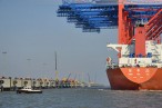 JadeWeserPort: Spezialfrachtschiff Zhen Hua 23 bringt vier Containerbrücken