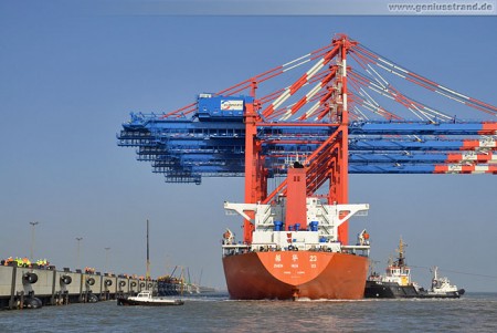 JadeWeserPort: Spezialfrachtschiff Zhen Hua 23 bringt vier Containerbrücken