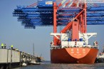 JadeWeserPort: Spezialfrachtschiff Zhen Hua 23 bringt vier Containerbrücken