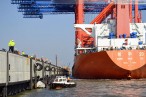 JadeWeserPort: Spezialfrachtschiff Zhen Hua 23 bringt vier Containerbrücken