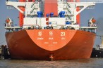 JadeWeserPort: Spezialfrachtschiff Zhen Hua 23 bringt vier Containerbrücken