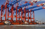 JadeWeserPort: Spezialfrachtschiff Zhen Hua 23 bringt vier Containerbrücken