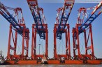 JadeWeserPort: Spezialfrachtschiff Zhen Hua 23 bringt vier Containerbrücken