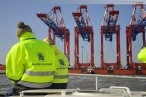 JadeWeserPort: Spezialfrachtschiff Zhen Hua 23 bringt vier Containerbrücken
