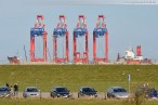 JadeWeserPort: Erste Eurogate Containerbrücke wird an Land gezogen