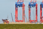 JadeWeserPort: Erste Eurogate Containerbrücke wird an Land gezogen