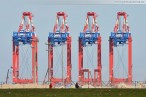 JadeWeserPort: Erste Eurogate Containerbrücke wird an Land gezogen