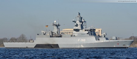 Korvette Braunschweig (F 260) beim Schleife fahren im Großen Hafen von Wilhelmshaven