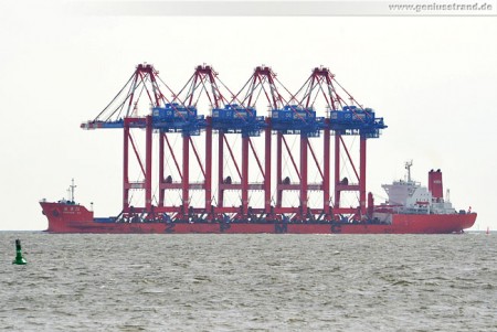 Spezialtransportschiff Zhen Hua 24 mit vier Containerbrücken für den JWP