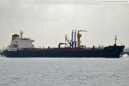 Tanker Favola an der NWO Löschbrücke in Wilhelmshaven
