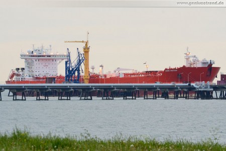 Wilhelmshaven: Tanker Hanne Knutsen am Löschkopf Nummer 4