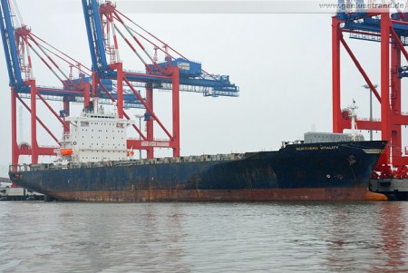 JadeWeserPort: Zweites Containerschiff liegt an der Kaje