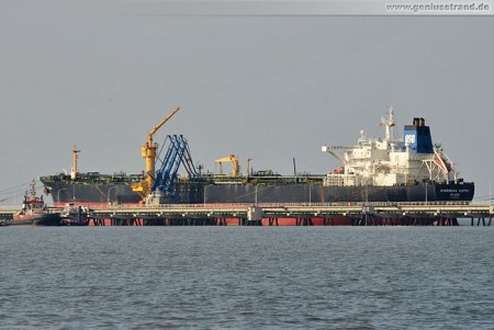 Tanker Overseas Cathy am Löschkopf Nummer 2