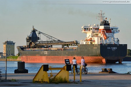 Wilhelmshaven: Frachtschiff CSL Thames beim einschleusen