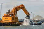 JadeWeserPort: Pontonbagger MP 40 (Liebherr P 995) vor der Hauptkaje