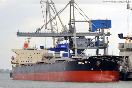 Wilhelmshaven: Frachtschiff Grand Diva an der Niedersachsenbrücke