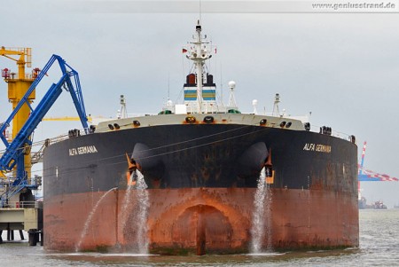 Tanker Alfa Germania am Löschkopf Nummer 2 der NWO-Löschbrücke