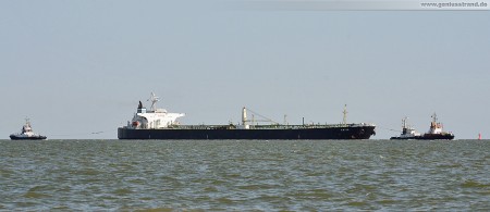 Der Öltanker Katja wird von den Schleppern Wilhelmshaven, Blexen und Bugsier 1 zur NWO-Löschbrücke geschleppt