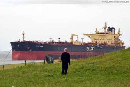 Tanker Dubai Charm auf Tanker-Reede-Süd