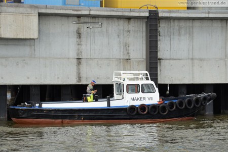 Wilhelmshaven: Das Festmacherboot Maker VII an der Niedersachsenbrücke