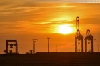 Wilhelmshaven: Sonnenaufgang am JadeWeserPort/Container Terminal